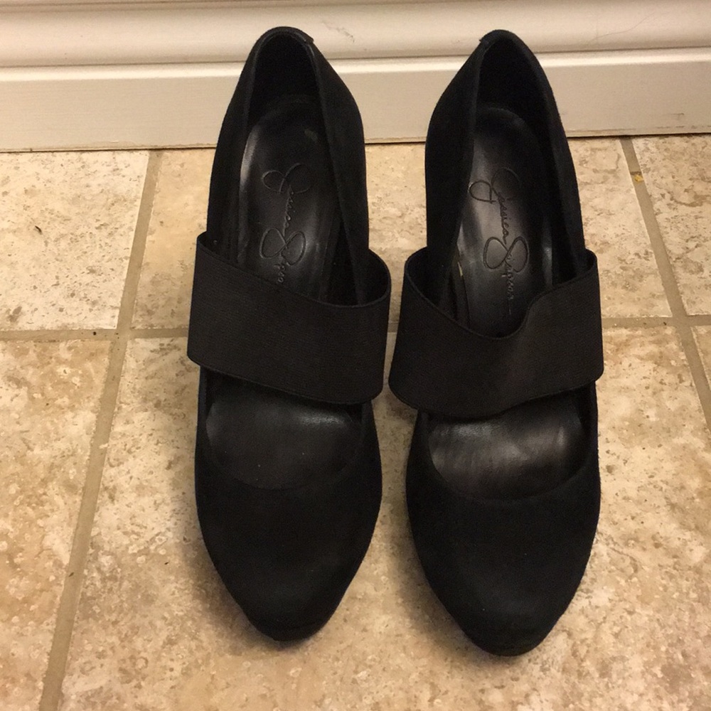 Suede pumps with elastic detail
